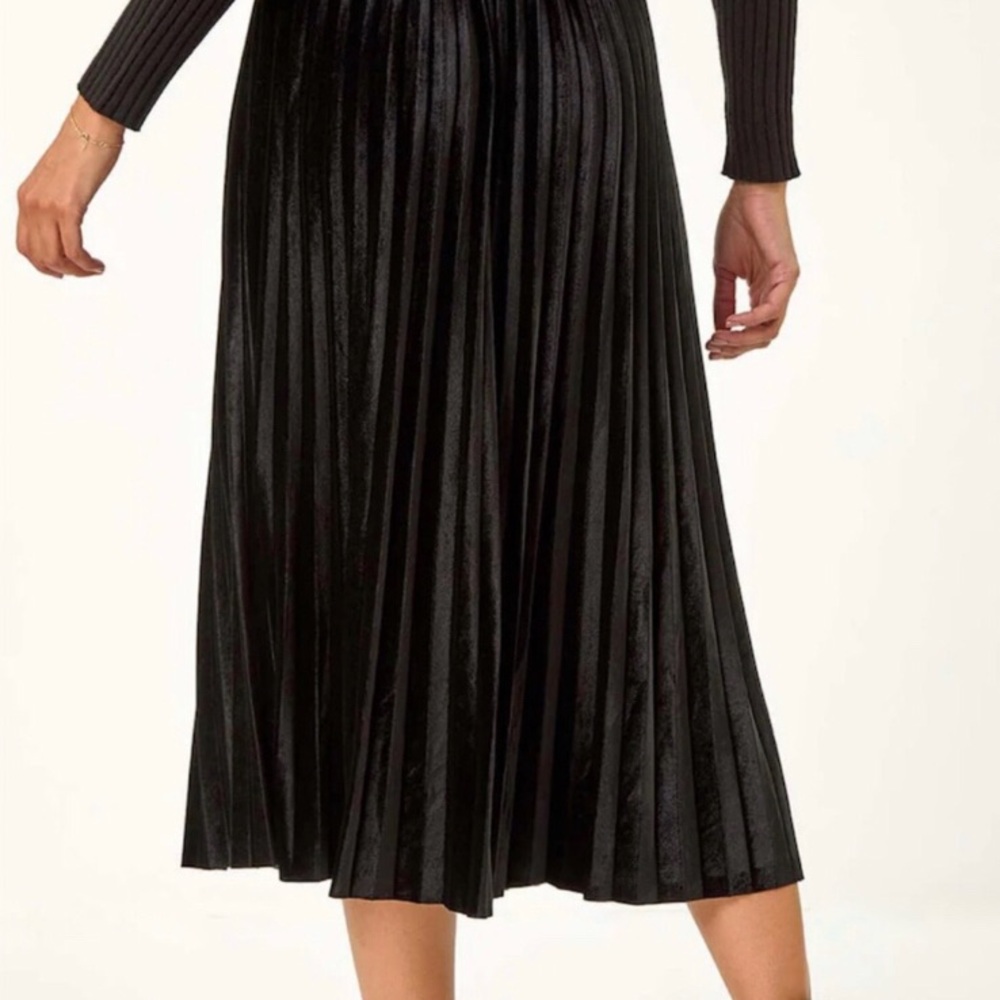 ⭐️Like NEW⭐️Banana Republic A Line Midi Shiny Pleated Slinky Classic Skirt • 6